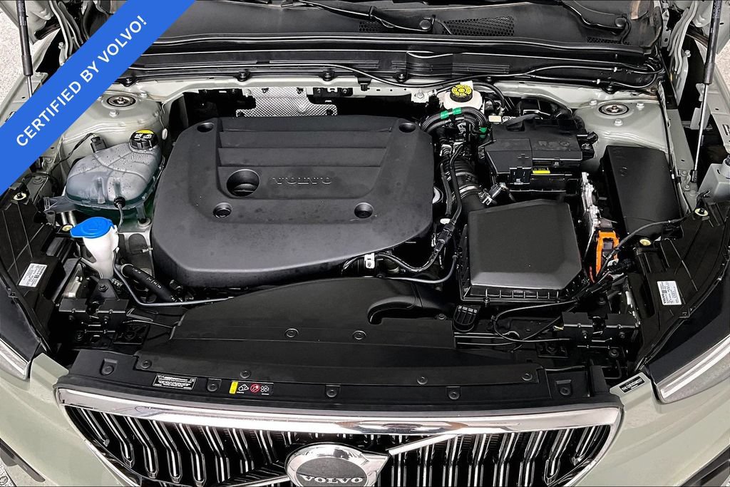 Certified 2025 Volvo XC40 B5 Plus AWD/4WD image 11