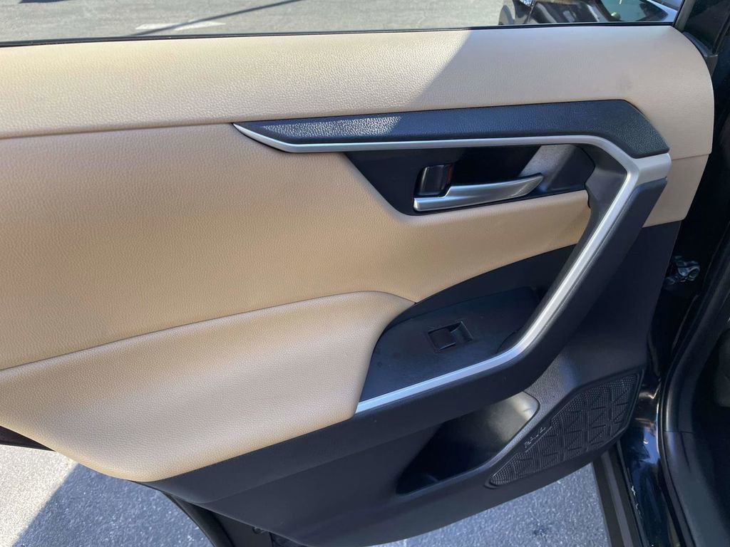 Used 2019 Toyota RAV4 XLE AWD/4WD image 18
