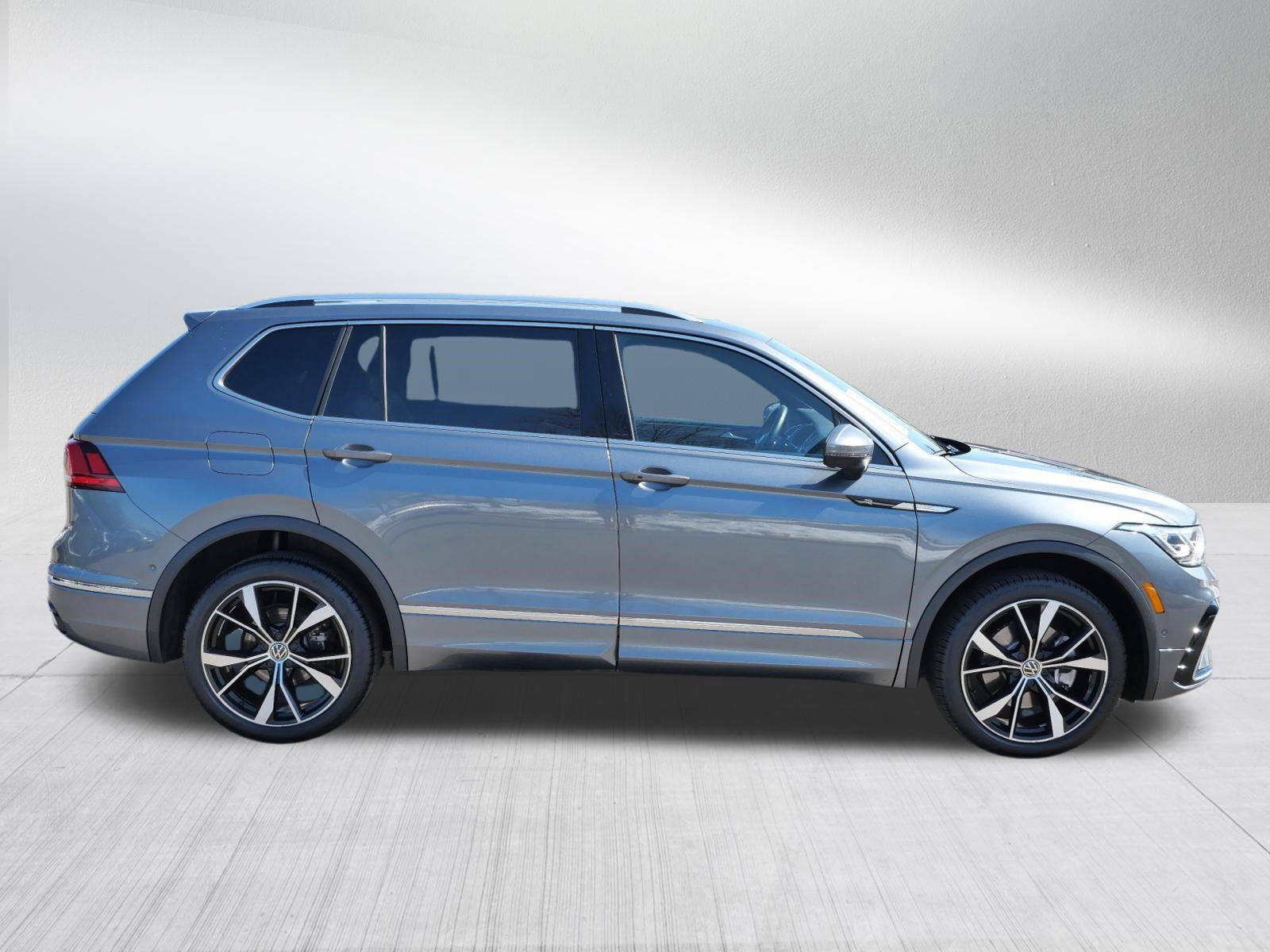Used 2023 Volkswagen Tiguan SEL R-Line image 8