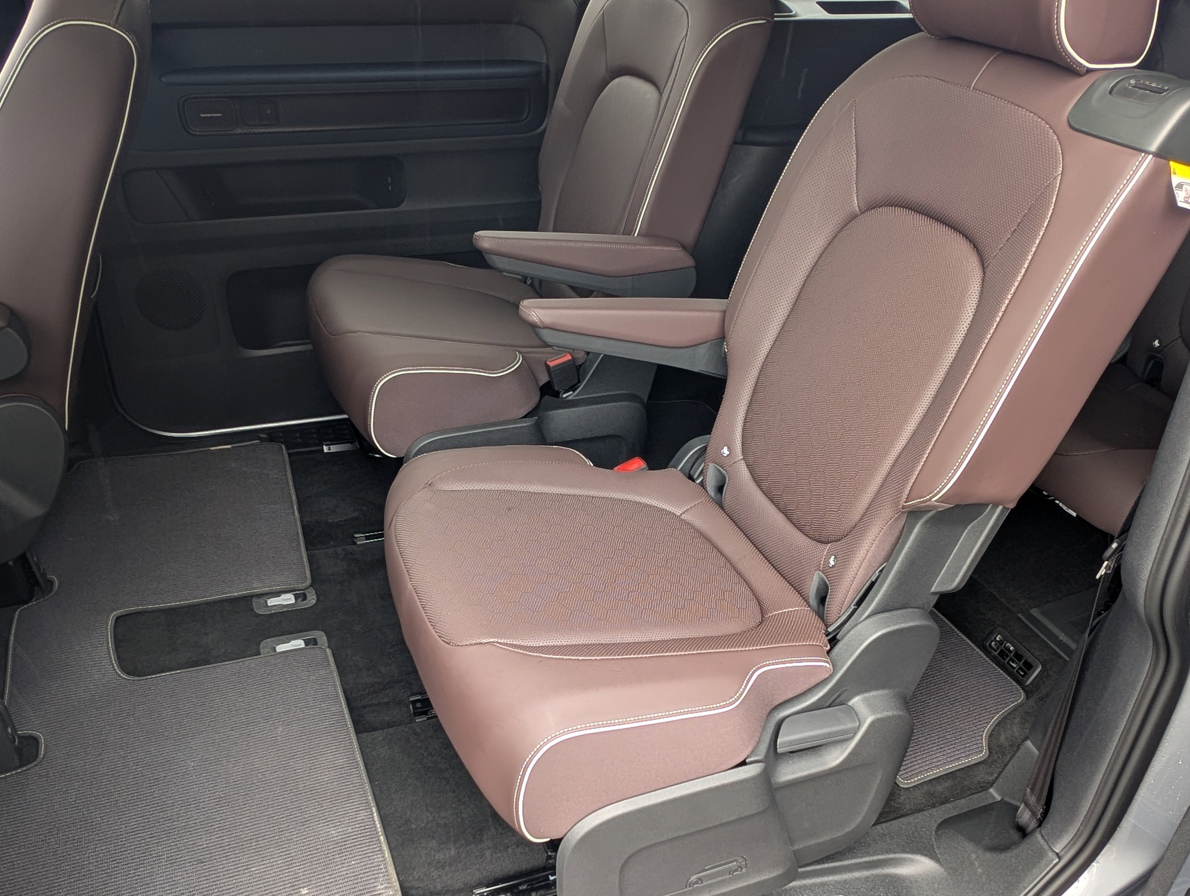 Used 2025 Volkswagen ID. Buzz Pro S Plus RWD image 17