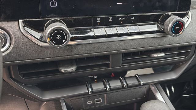 Used 2024 Chevrolet Colorado Trail Boss w/ Technology Package image 30