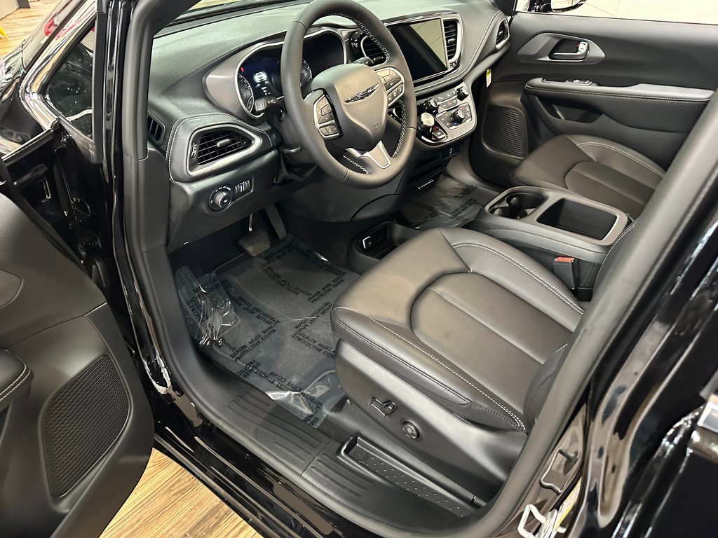 New 2026 Chrysler Pacifica Select image 9