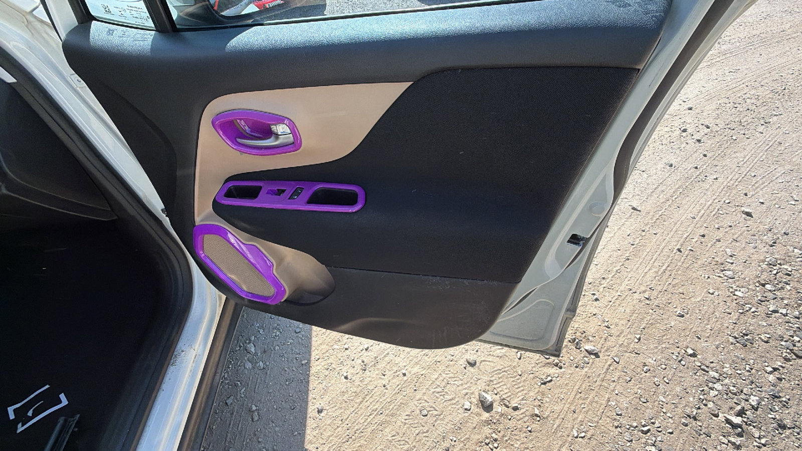Used 2020 Jeep Renegade Latitude w/ UConnect 8.4 Nav Group AWD/4WD image 18