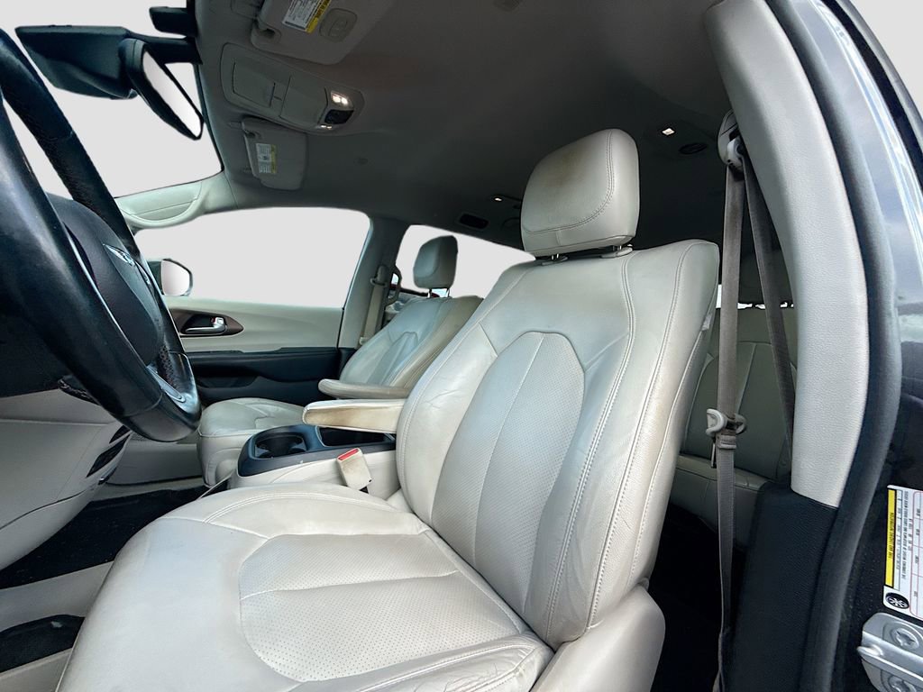 Used 2017 Chrysler Pacifica Touring-L Plus w/ Advanced Safetytec Group FWD image 23