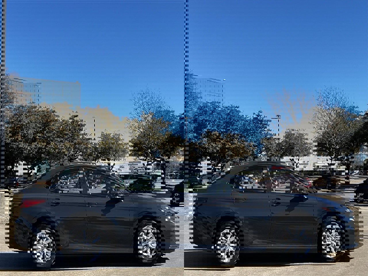 Used 2025 Toyota Camry LE image 3