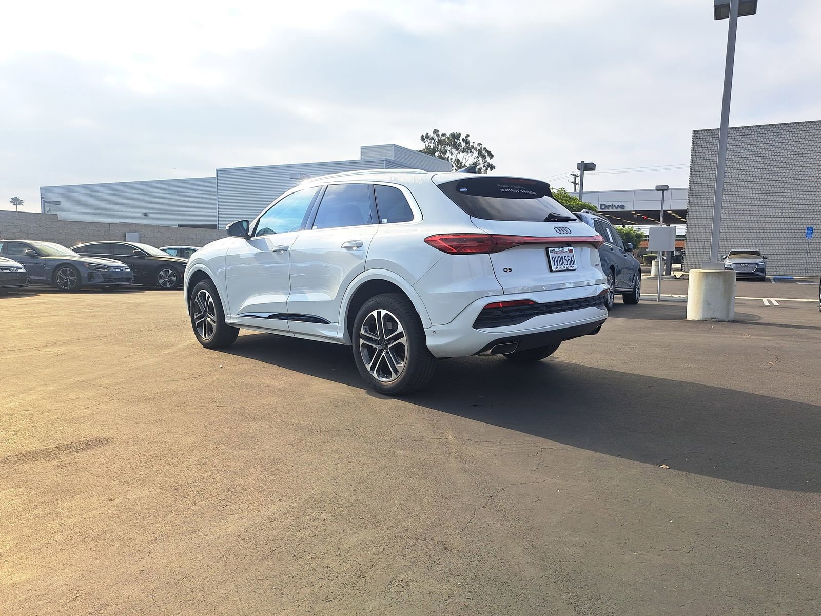 Used 2025 Audi Q5 Premium w/ Convenience Package image 4