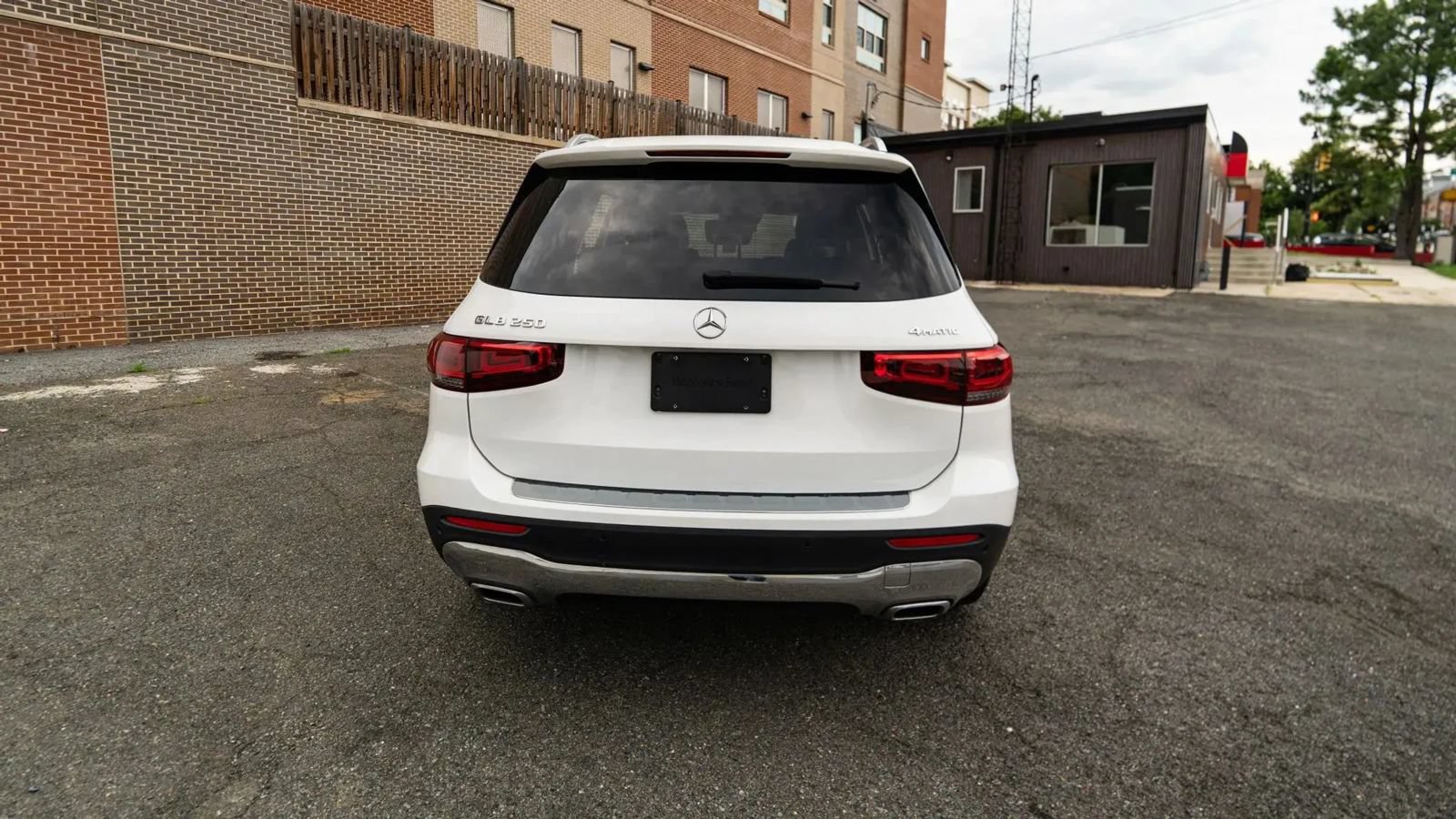 Used 2020 Mercedes-Benz GLB 250 4MATIC w/ Premium Package image 4