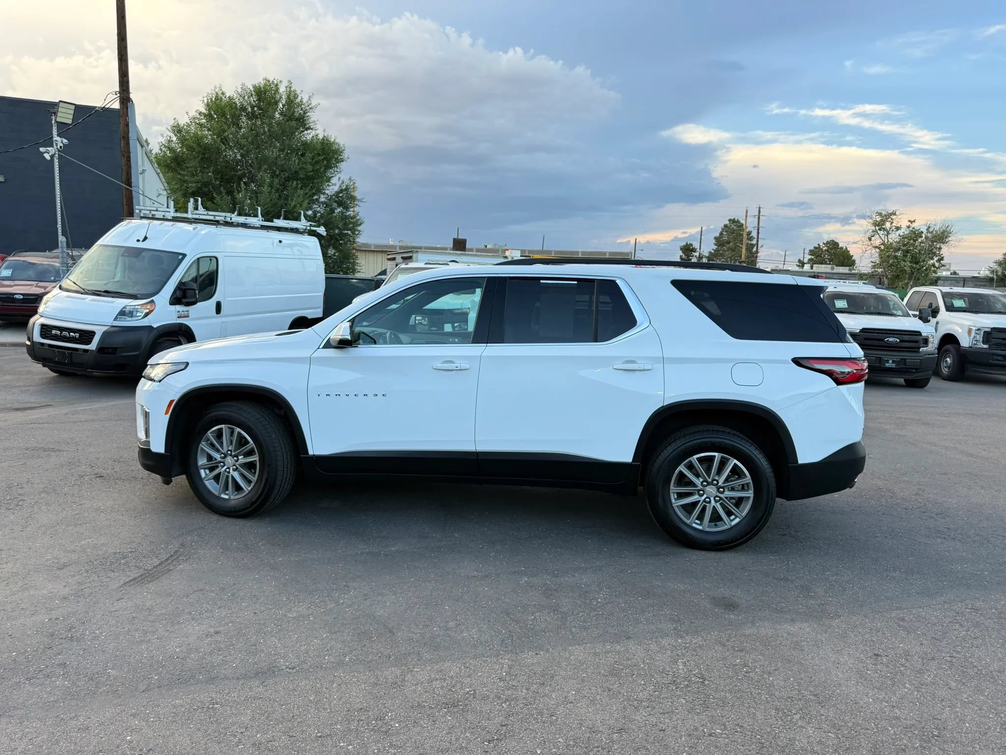 Used 2023 Chevrolet Traverse LT w/ LPO, Cargo Package AWD/4WD image 3