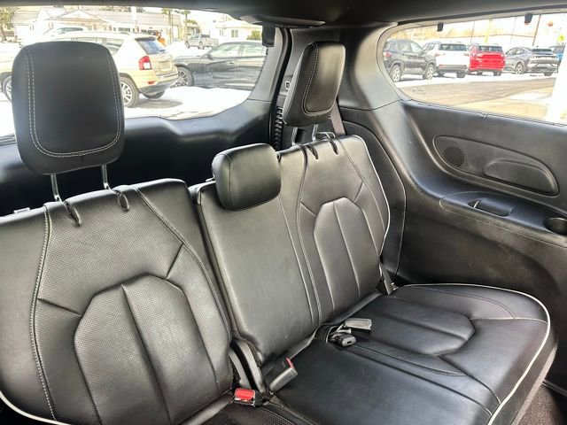 Used 2025 Chrysler Pacifica Limited FWD image 18