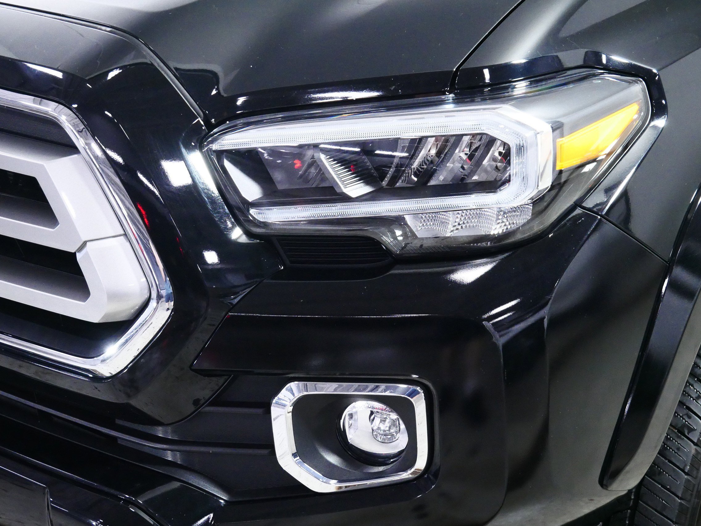 Used 2023 Toyota Tacoma Limited AWD/4WD image 16