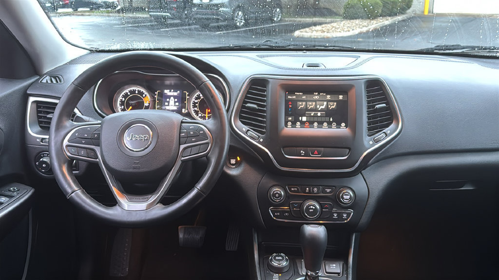 Used 2019 Jeep Cherokee Latitude Plus w/ Cold Weather Group AWD/4WD image 29