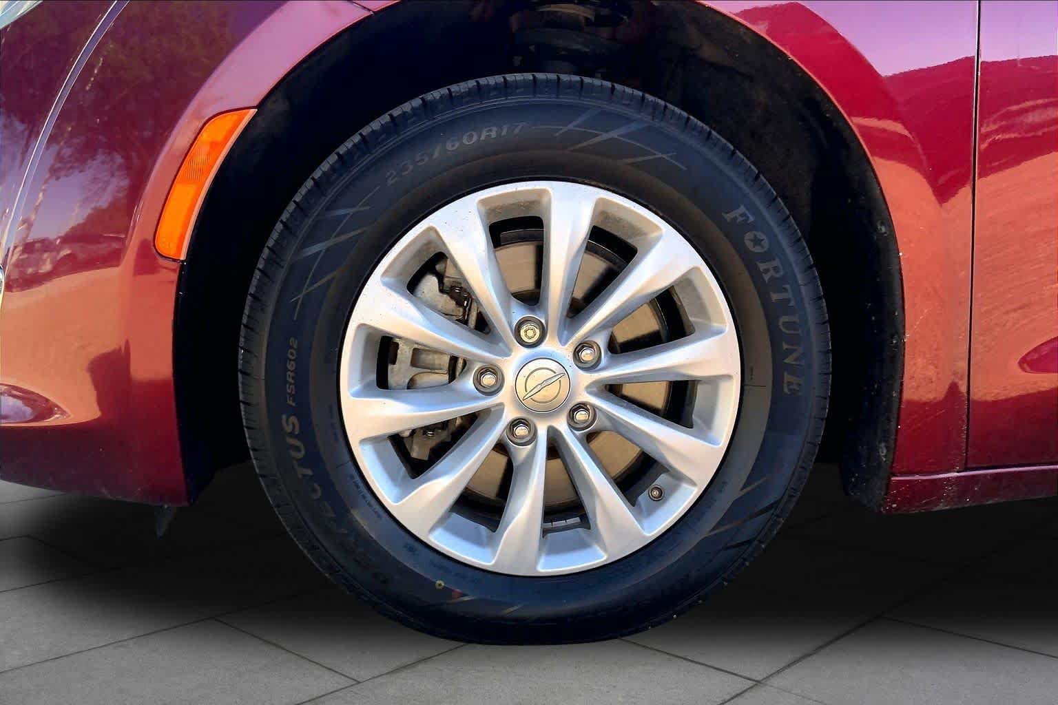 Used 2018 Chrysler Pacifica Touring Plus FWD image 11