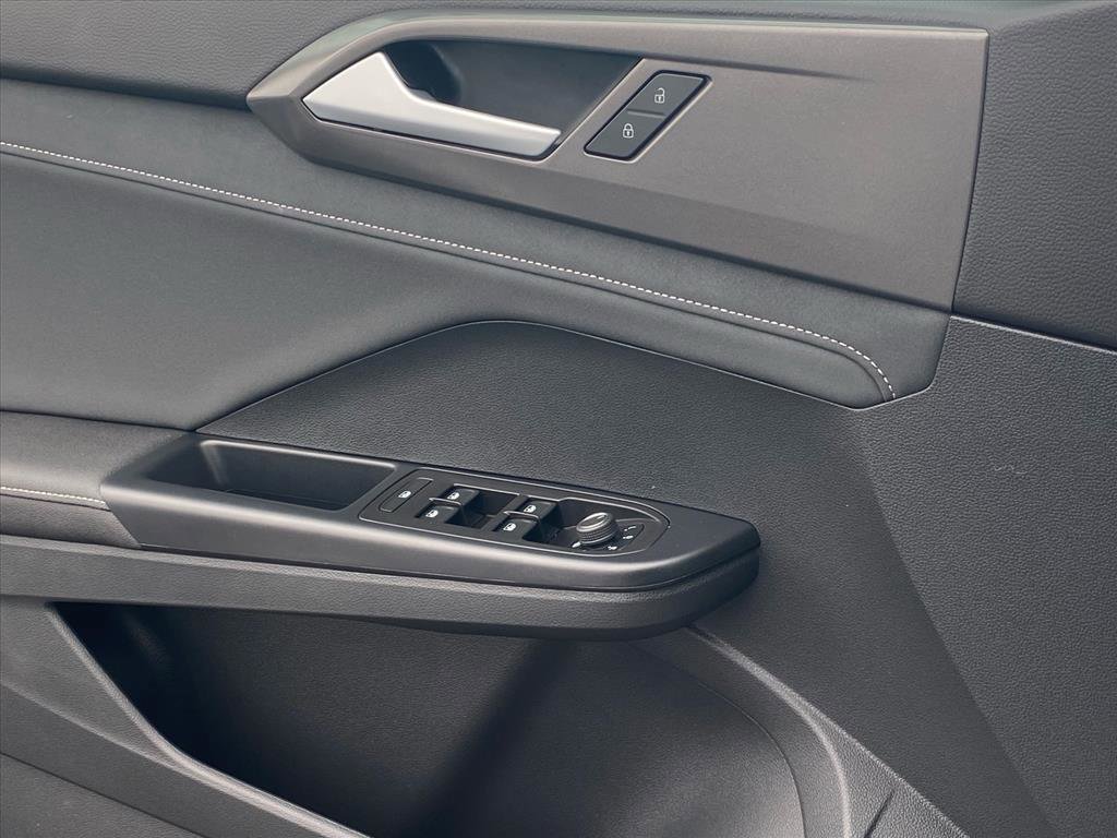 Used 2025 Volkswagen Taos SE image 18