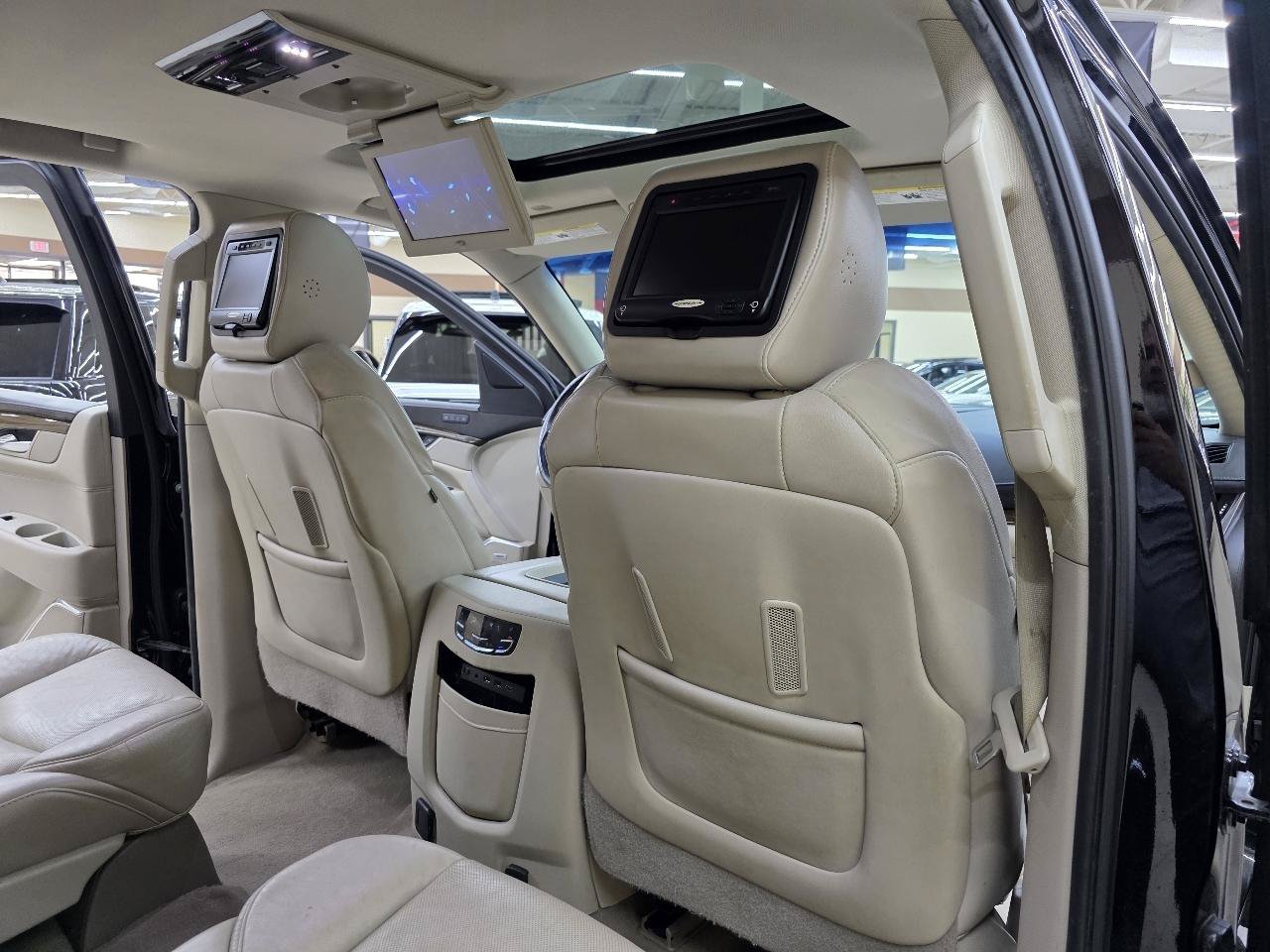 Used 2018 Cadillac Escalade Premium Luxury AWD/4WD image 25