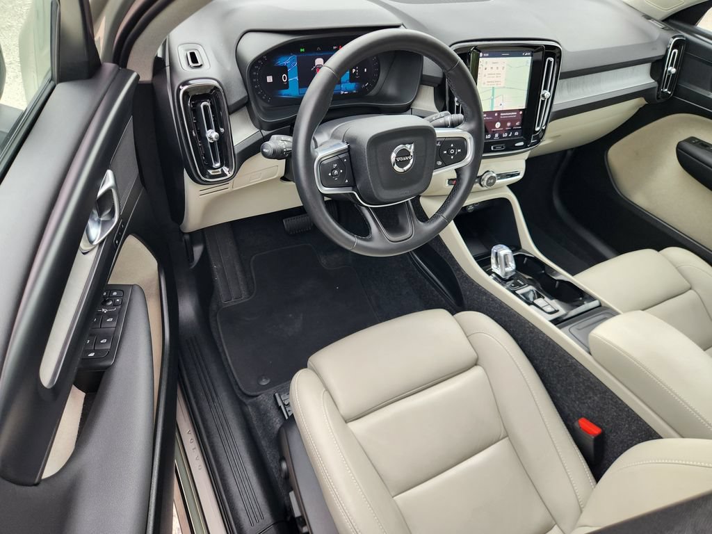 Certified 2025 Volvo XC40 B5 Plus AWD/4WD image 15