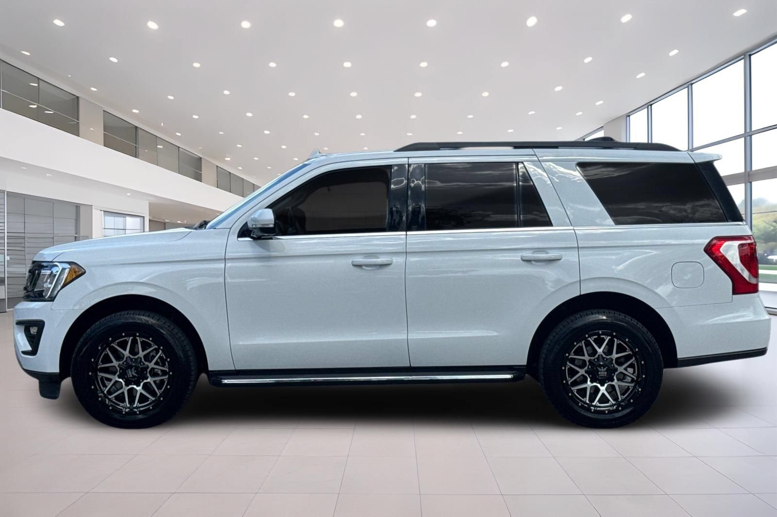 Used 2020 Ford Expedition XLT w/ Equipment Group 202A AWD/4WD image 7