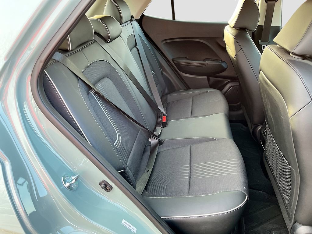 Used 2025 Hyundai Venue Limited image 27