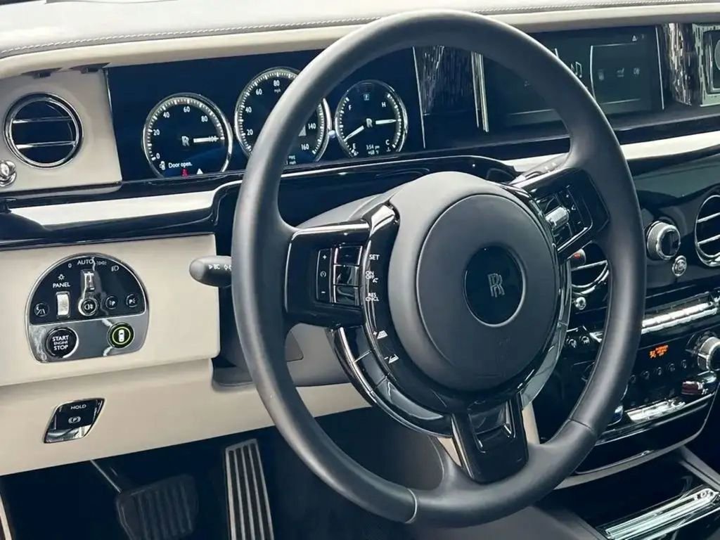 Used 2020 Rolls-Royce Phantom Sedan RWD image 16