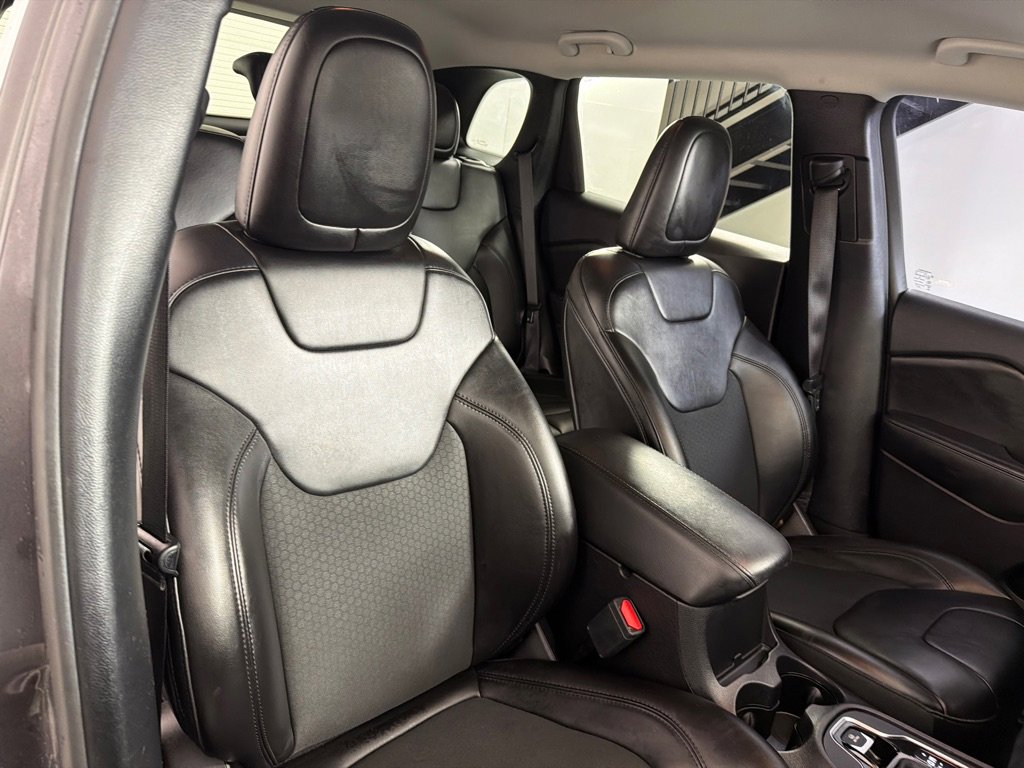 Used 2020 Jeep Cherokee Latitude Plus FWD image 25