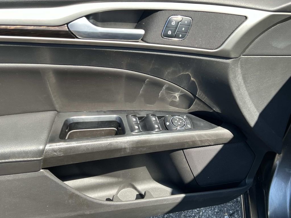 Used 2016 Ford Fusion SE w/ Equipment Group 202A FWD image 11