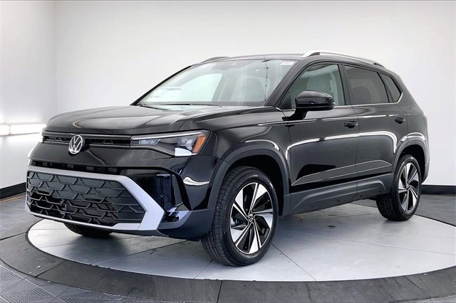 New 2026 Volkswagen Taos SE image 2