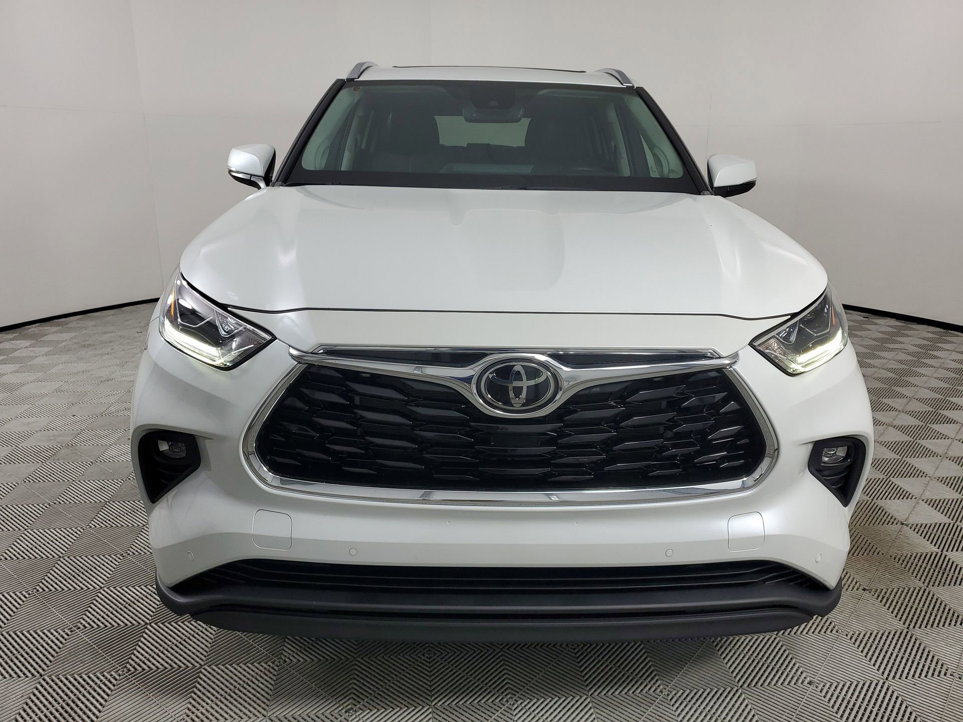 Used 2023 Toyota Highlander Limited image 3