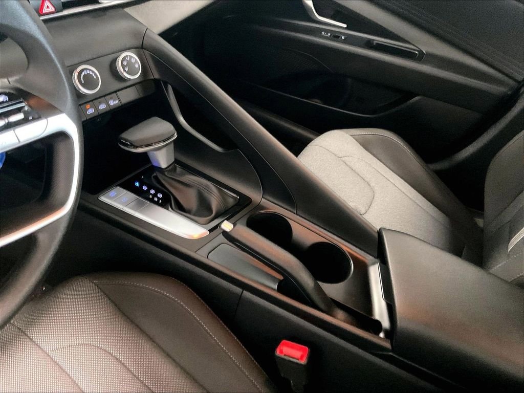 Used 2024 Hyundai Elantra SE FWD image 19