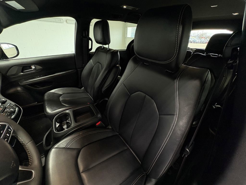 Used 2025 Chrysler Pacifica Select image 24