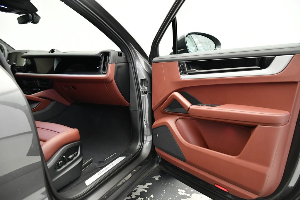Certified 2025 Porsche Cayenne image 51