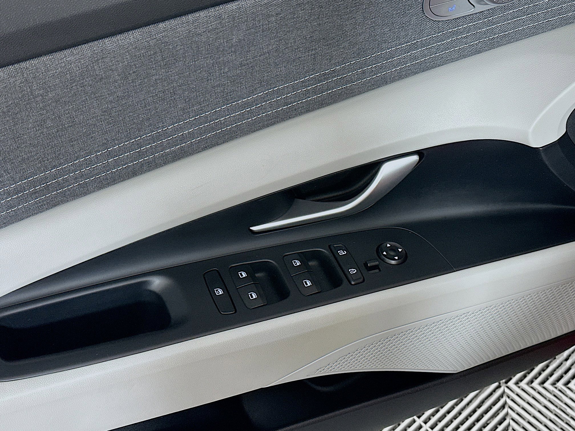 Used 2023 Hyundai Elantra Limited w/ Preferred Accessory Package image 15