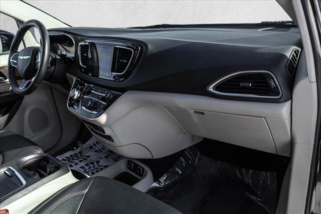 Used 2019 Chrysler Pacifica Touring-L Plus image 28