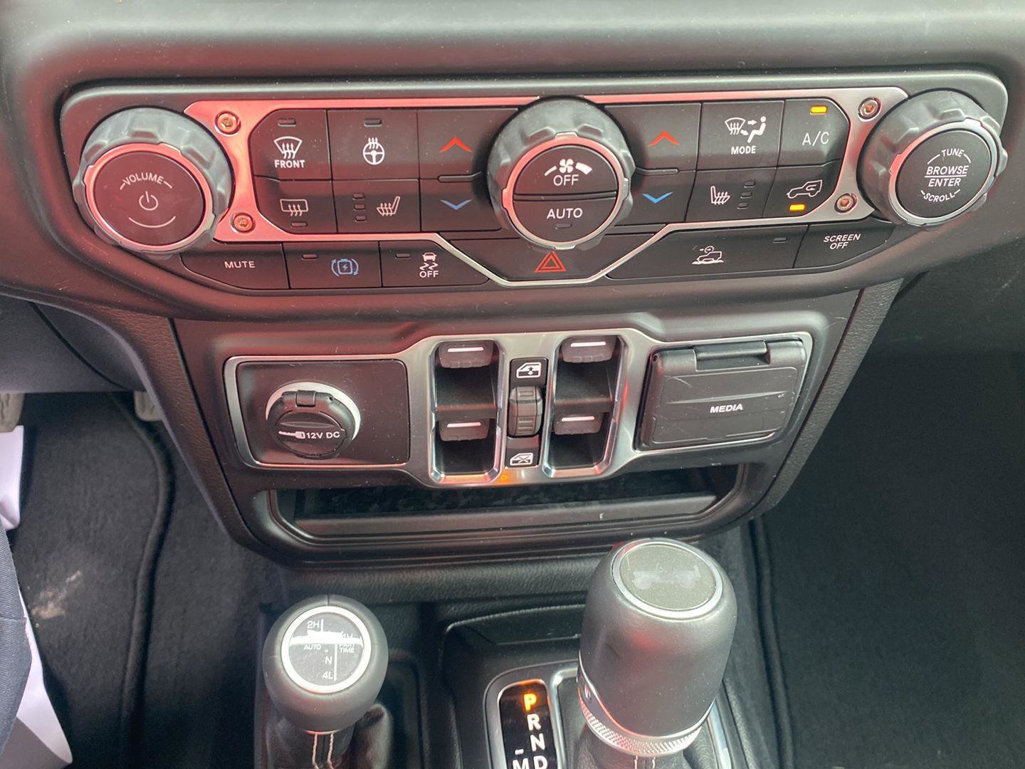 Certified 2023 Jeep Wrangler Sahara w/ Cold Weather Group image 15