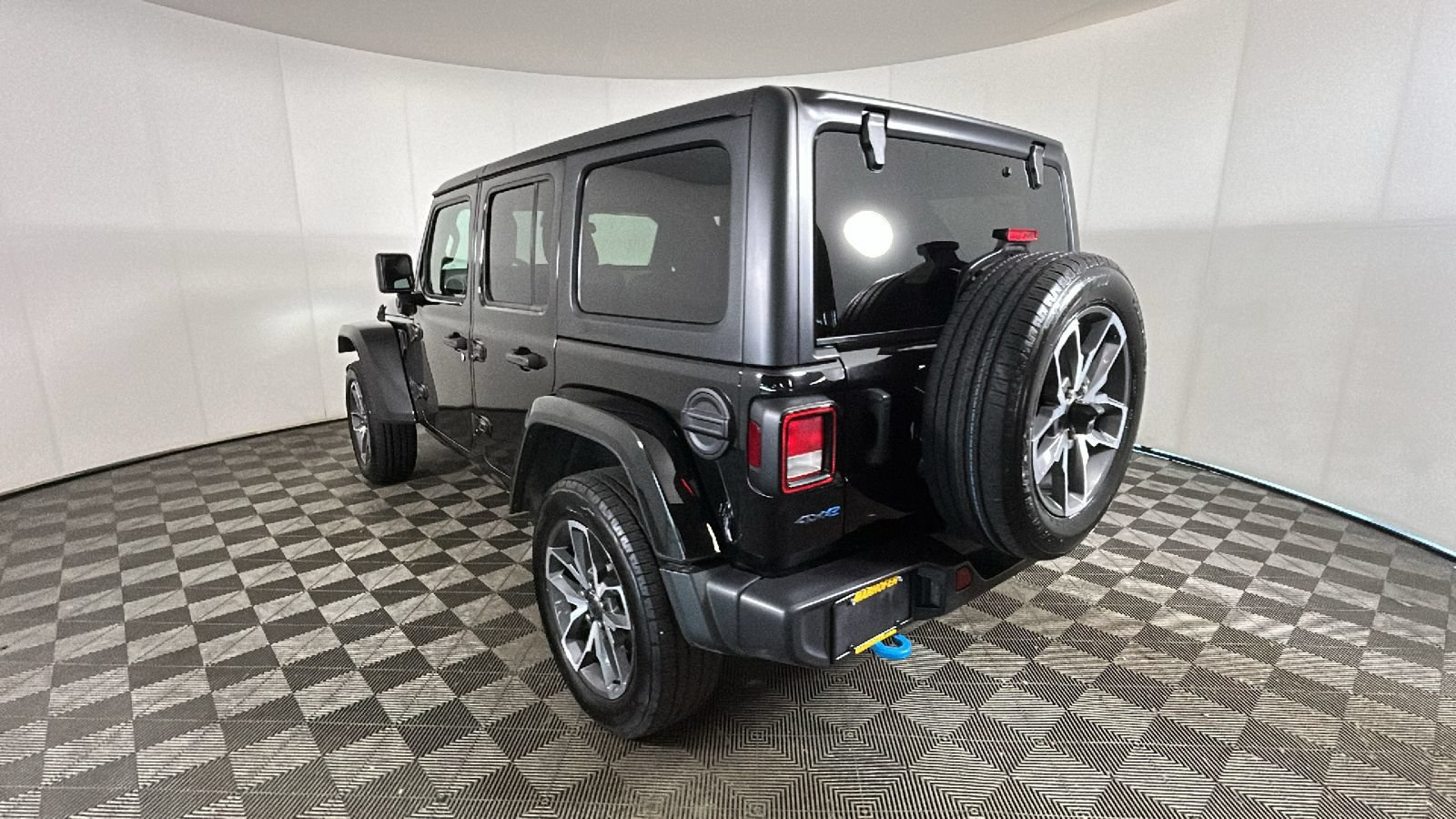Used 2024 Jeep Wrangler Unlimited w/ Convenience Group AWD/4WD image 5
