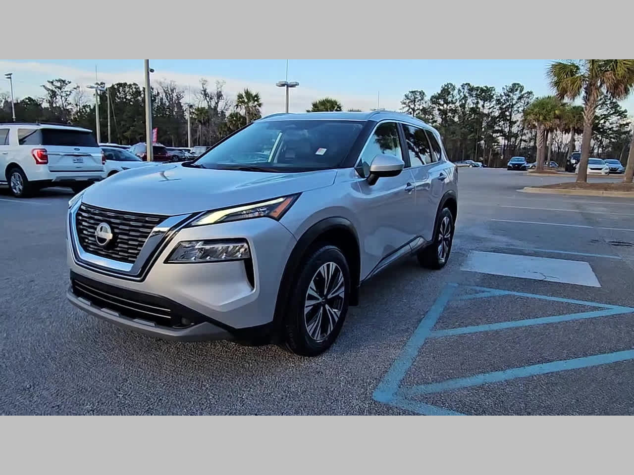 Used 2023 Nissan Rogue SV w/ SV Premium B Package image 24