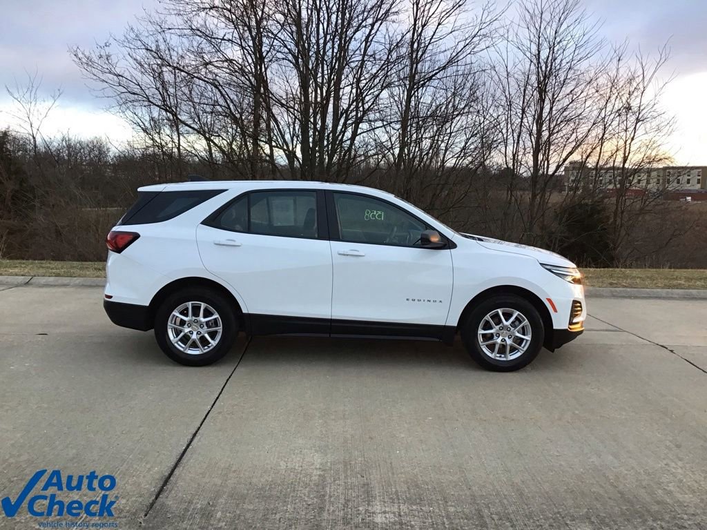 Used 2024 Chevrolet Equinox LS image 2