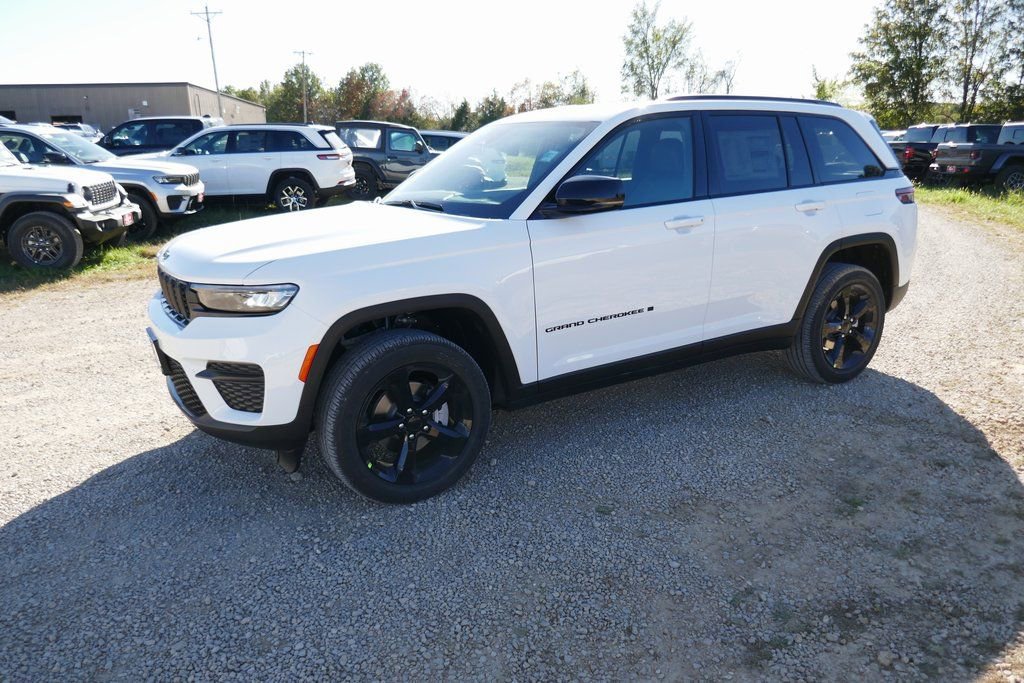 New 2025 Jeep Grand Cherokee Altitude image 8