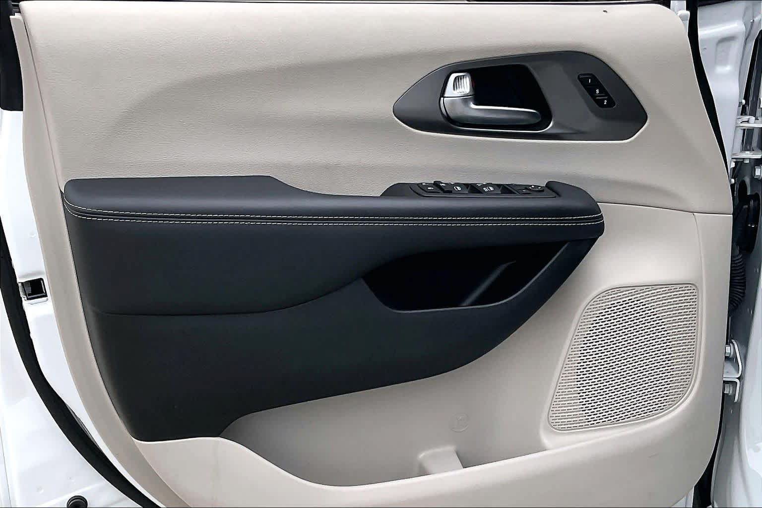 Used 2024 Chrysler Pacifica Touring-L FWD image 21