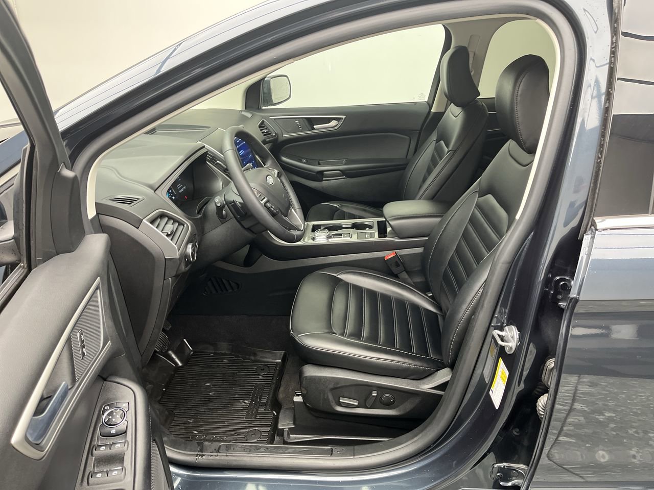 Certified 2024 Ford Edge SEL w/ Convenience Package AWD/4WD image 3