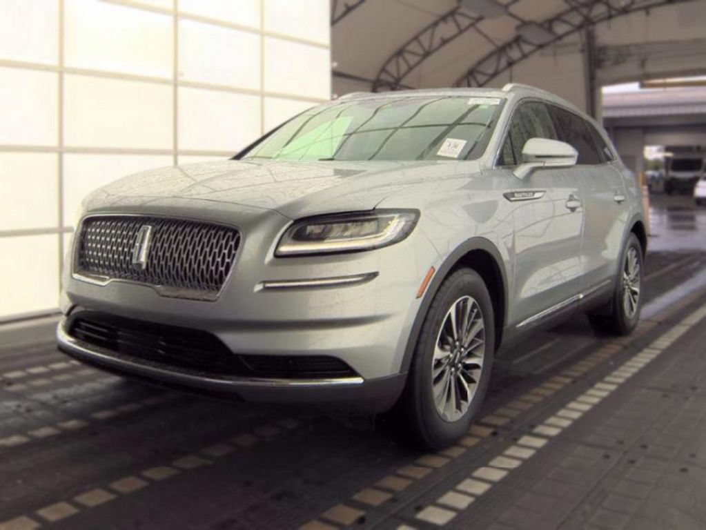 Used 2023 Lincoln Nautilus AWD image 2