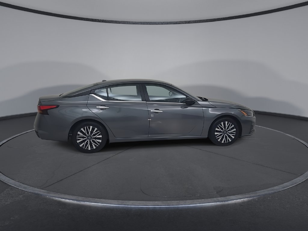 Used 2025 Nissan Altima 2.5 SV FWD image 18
