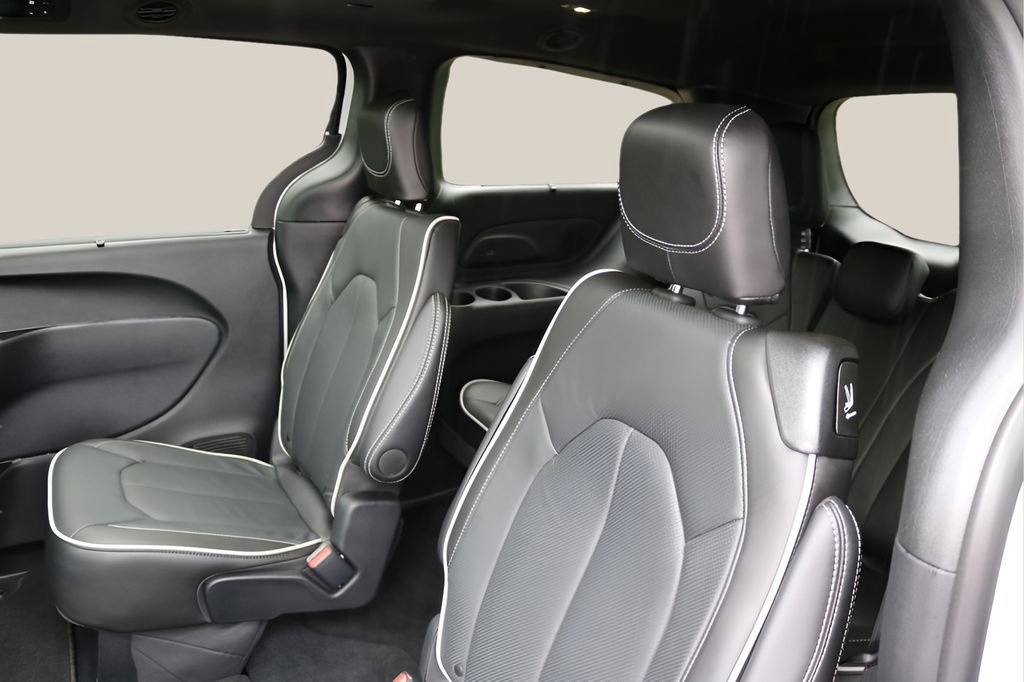Used 2025 Chrysler Pacifica Limited FWD image 16