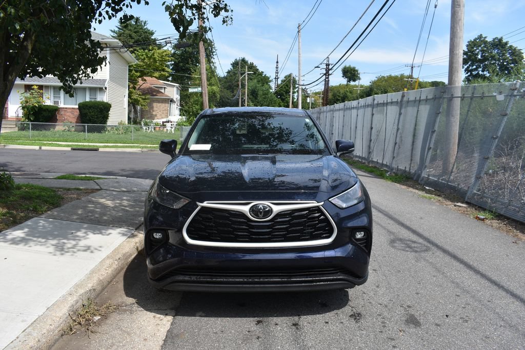 Used 2025 Toyota Highlander LE FWD image 2