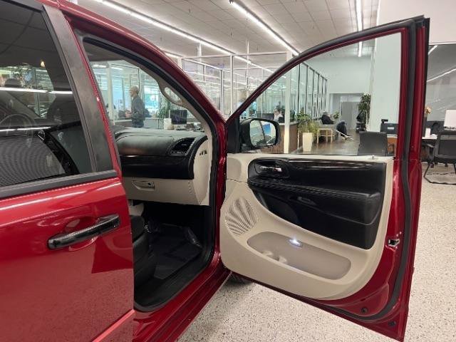 Used 2016 Dodge Grand Caravan SXT image 24