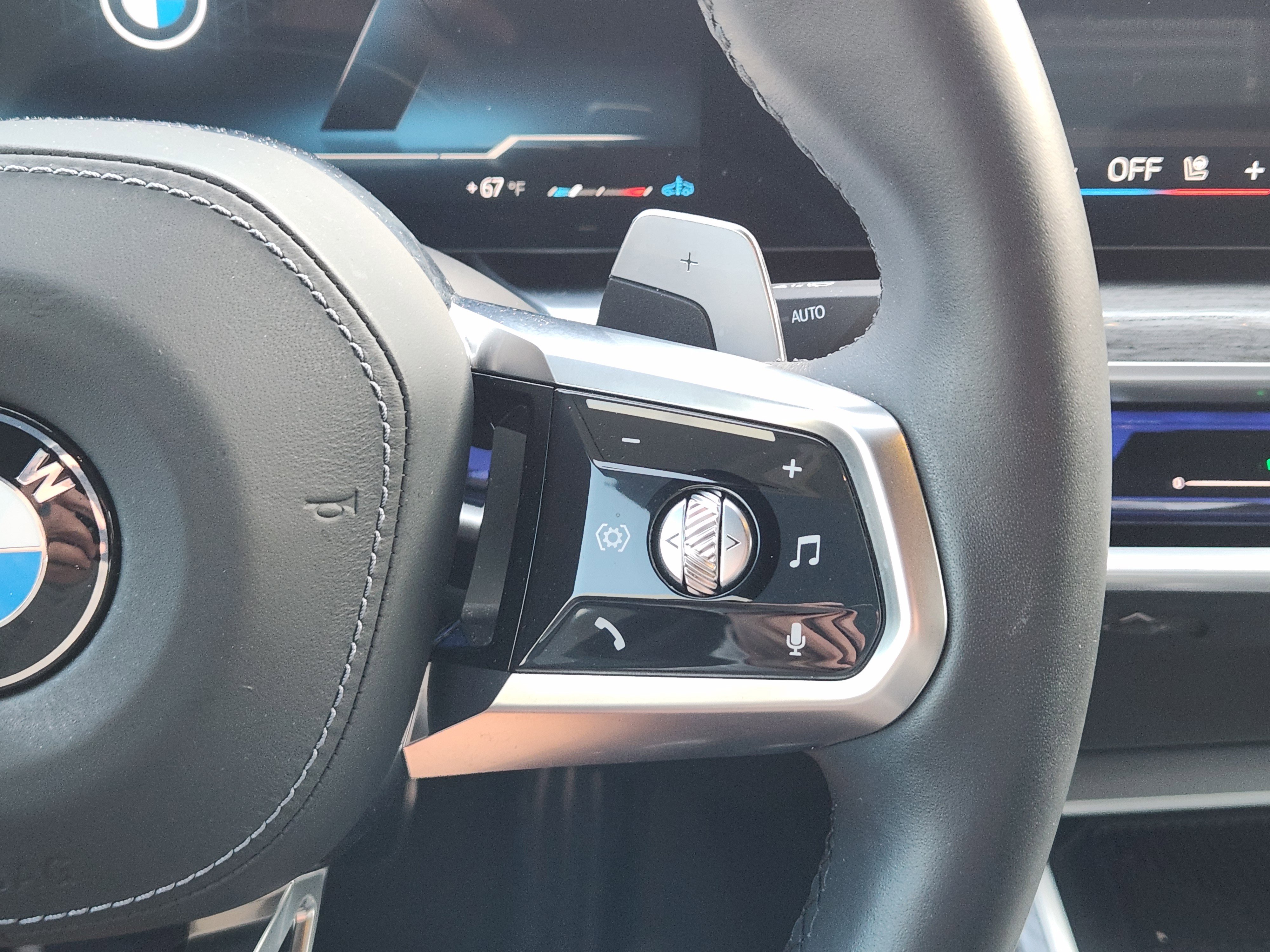 Used 2025 BMW 740i xDrive w/ Premium Package image 27