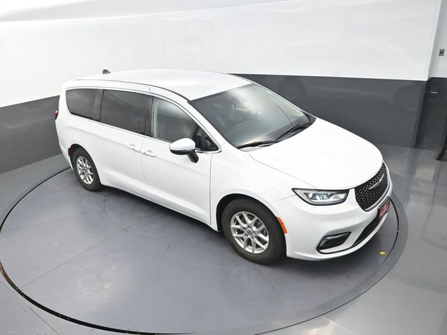 Used 2023 Chrysler Pacifica Touring-L image 17