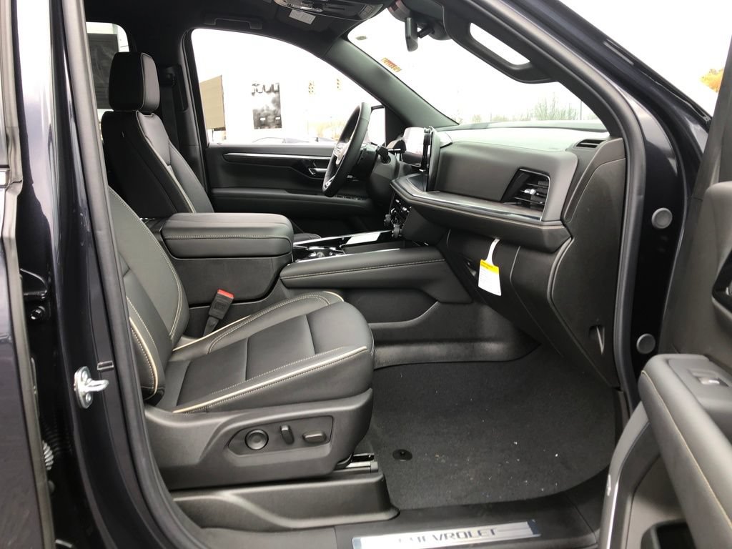Used 2025 Chevrolet Suburban Premier AWD/4WD image 21