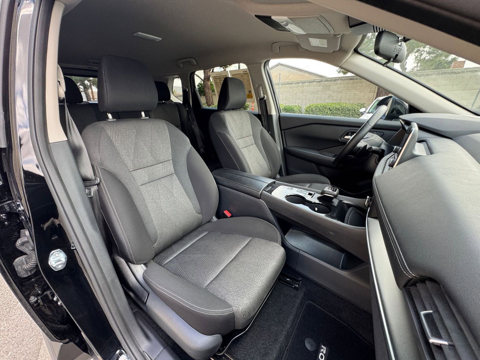 Used 2025 Nissan Rogue SV FWD image 38