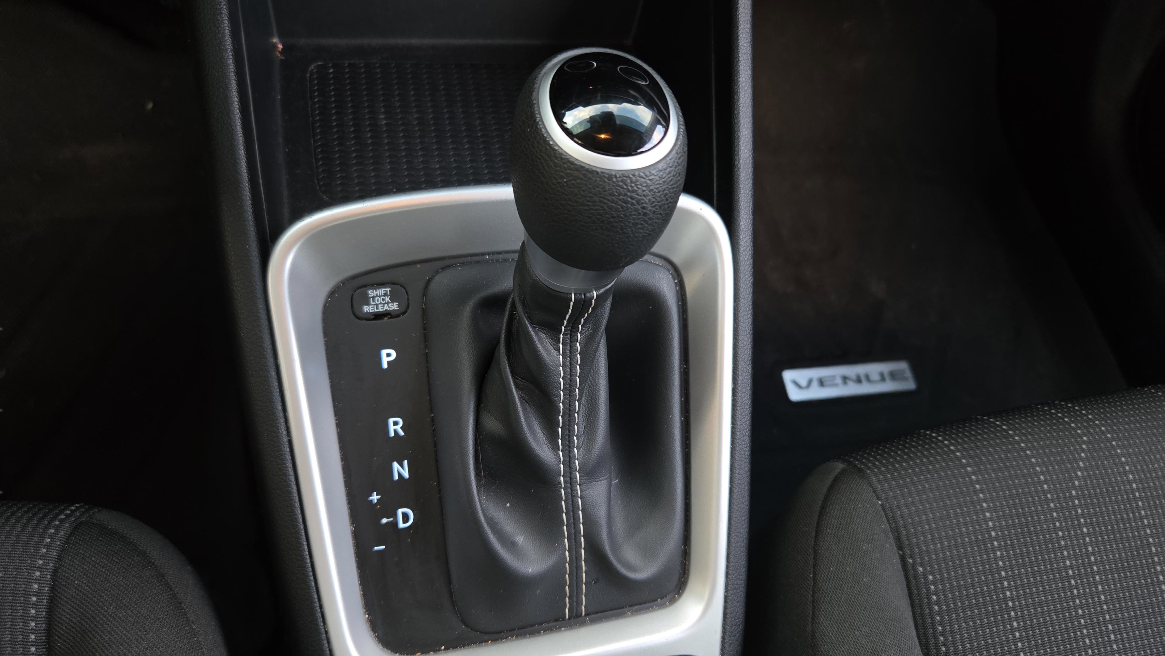 Used 2024 Hyundai Venue SE image 25