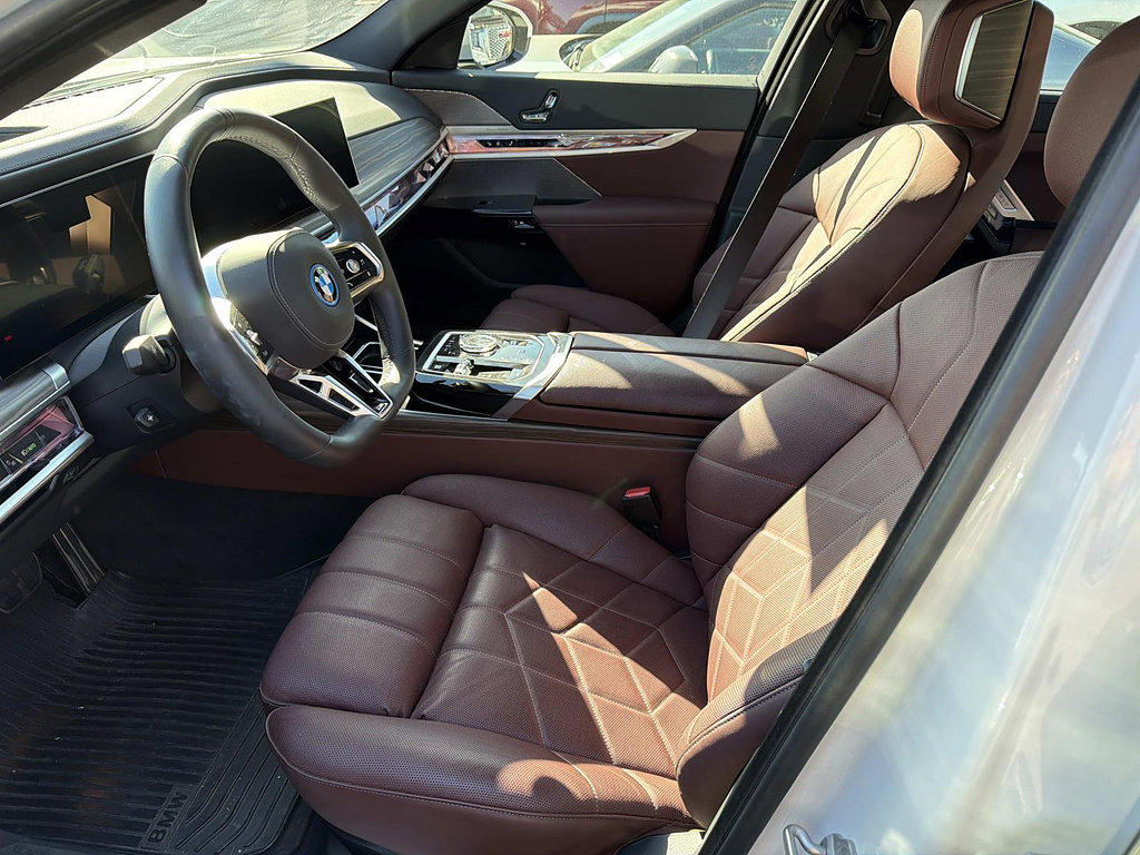 Used 2025 BMW 750e xDrive AWD/4WD image 7