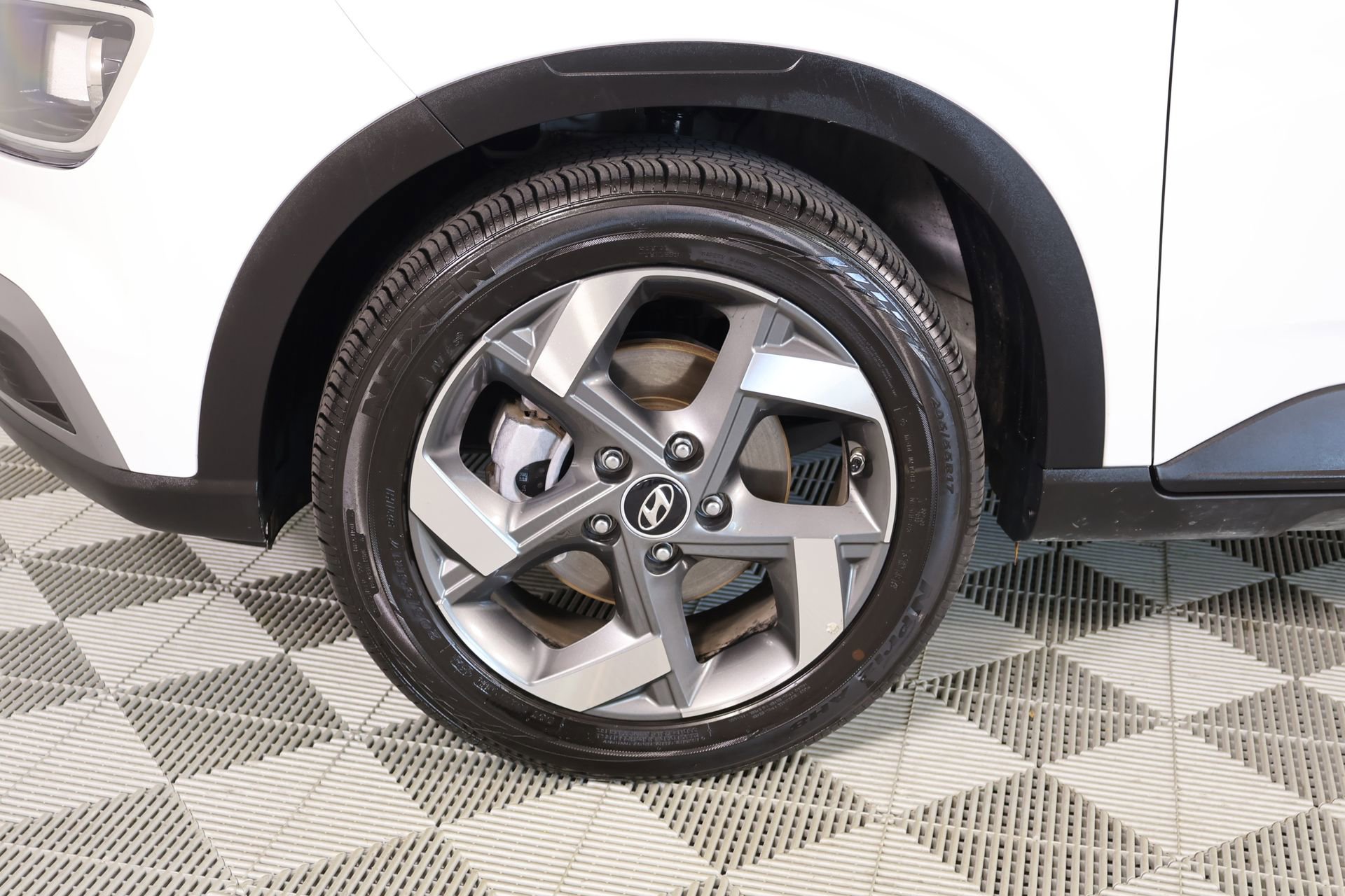 Used 2025 Hyundai Venue SEL FWD image 17